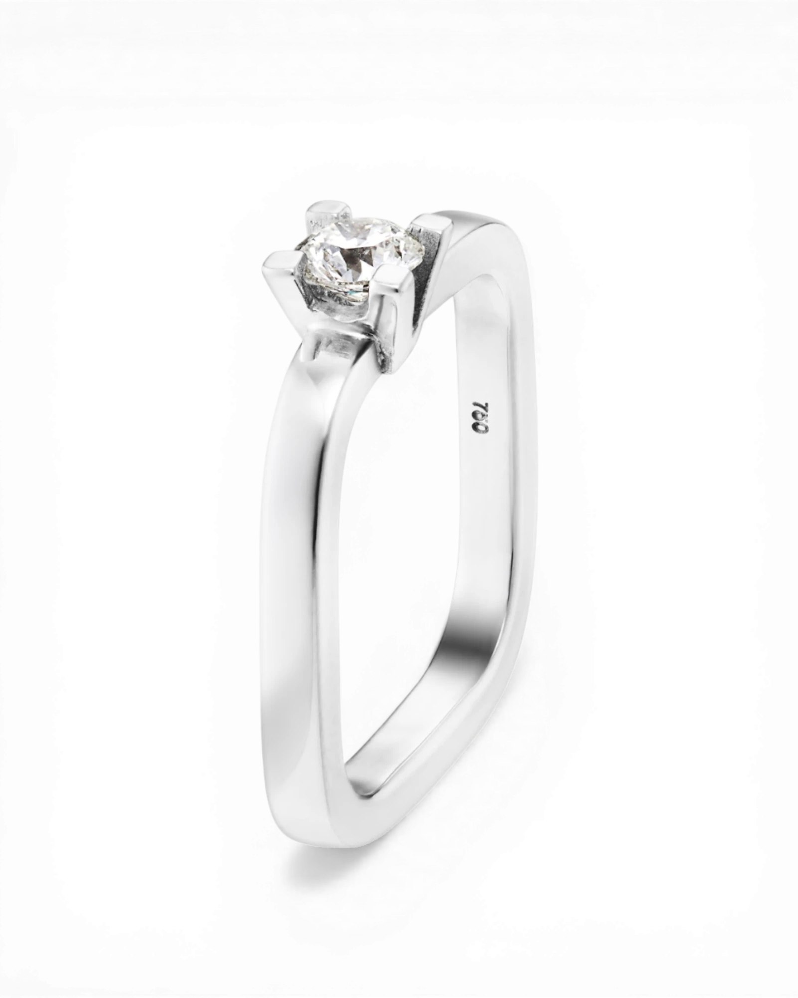 White gold ring with brilliant-cut diamonds
