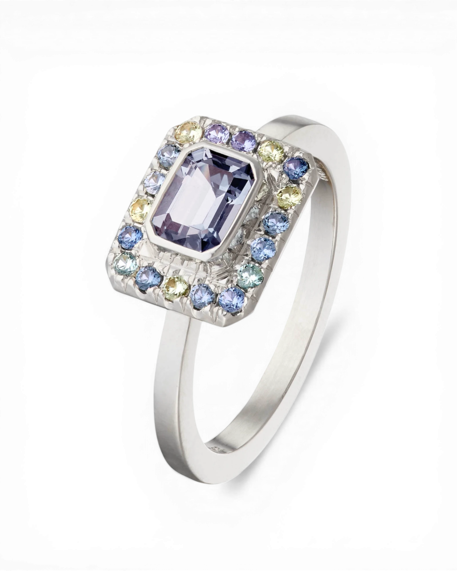 Ring with sapphires