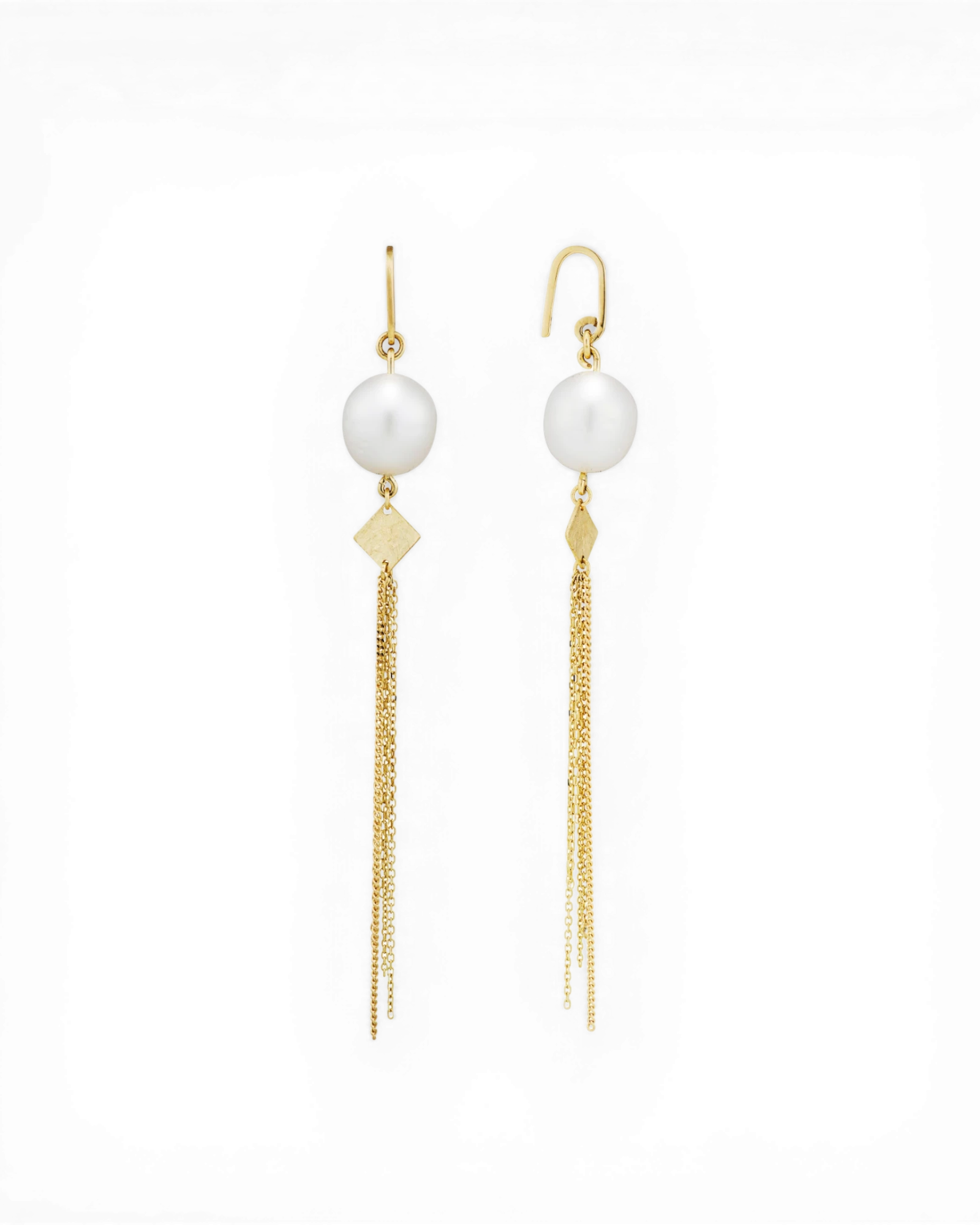 Drop earrings with a radiant freshwater pearl