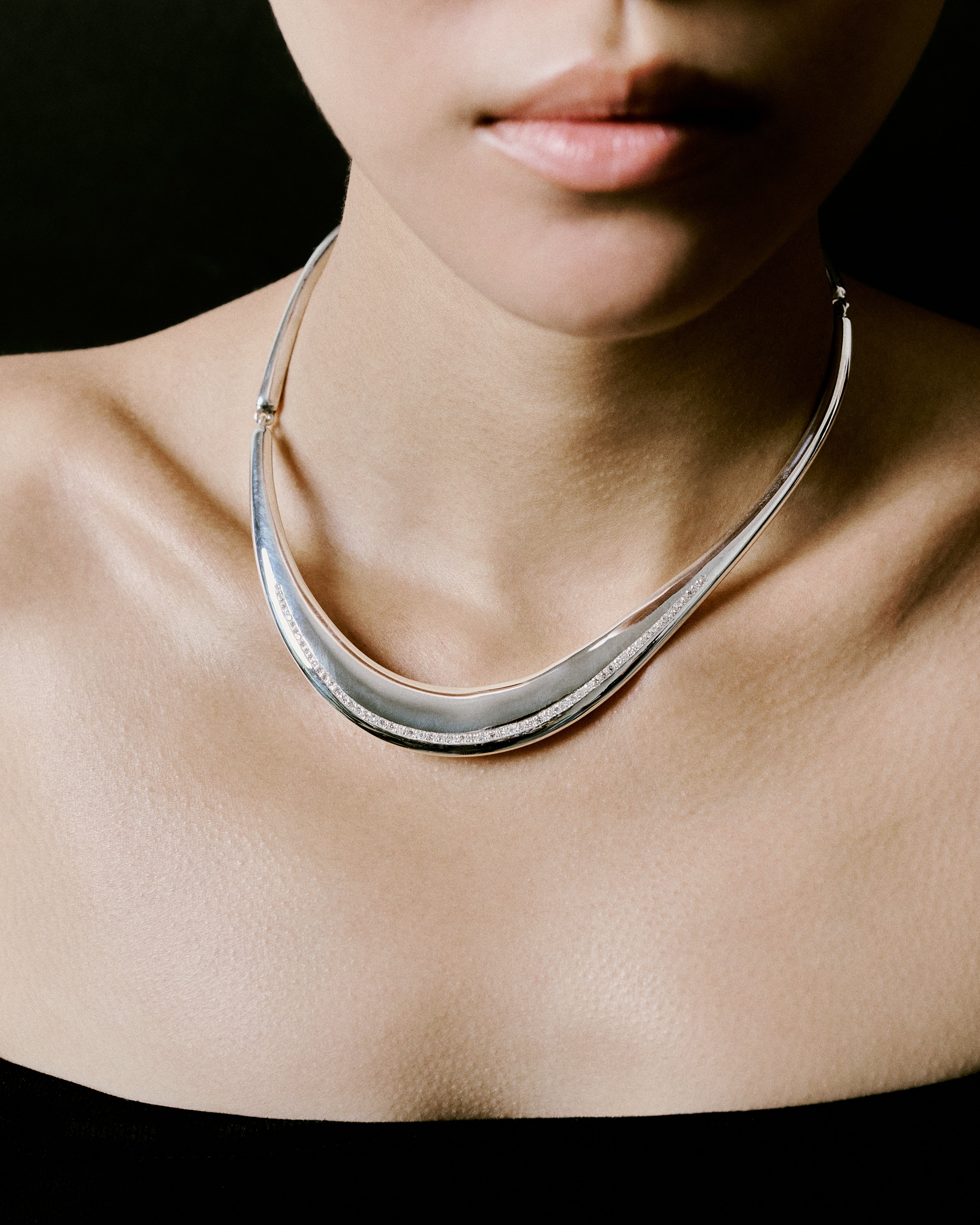 Geschwungene Silberhalskette mit Diamanten